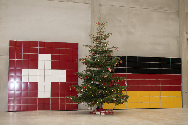 Zu sehen sind der geschmückte Weihnachtsbaum und USM-Möbel. / Foto: LHG Leipziger Handelsgesellschaft